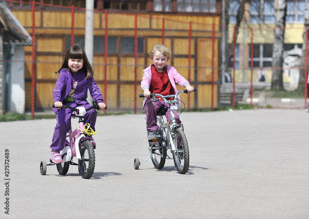Obraz premium happy childrens group learning to drive bicycle