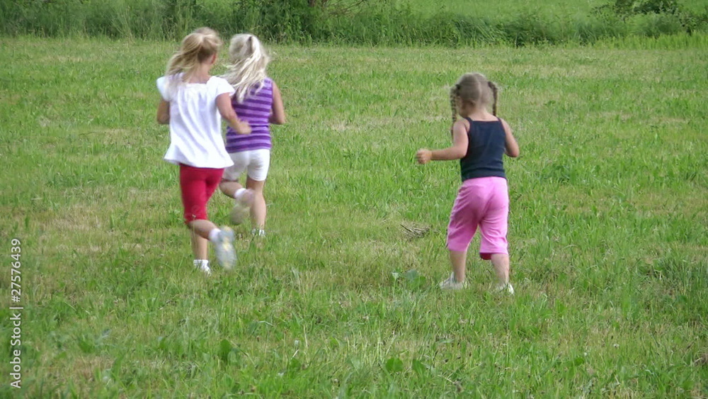Kinder spielen Fußball
