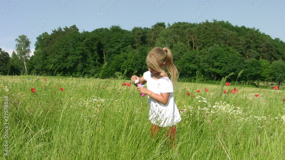 Mädchen macht Seifenblasen