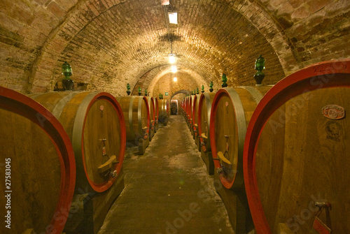 Toscana, antiche cantine a Montepulciano