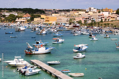 port de l'île de Lampedusa en Sicile photo