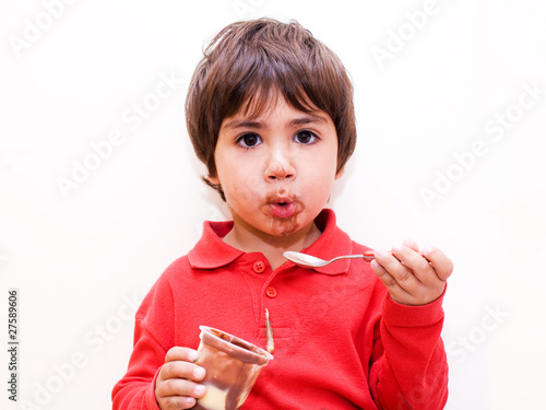 bambino mangia budino