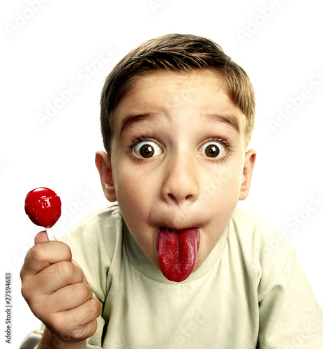 niño comiendo golosina. photo