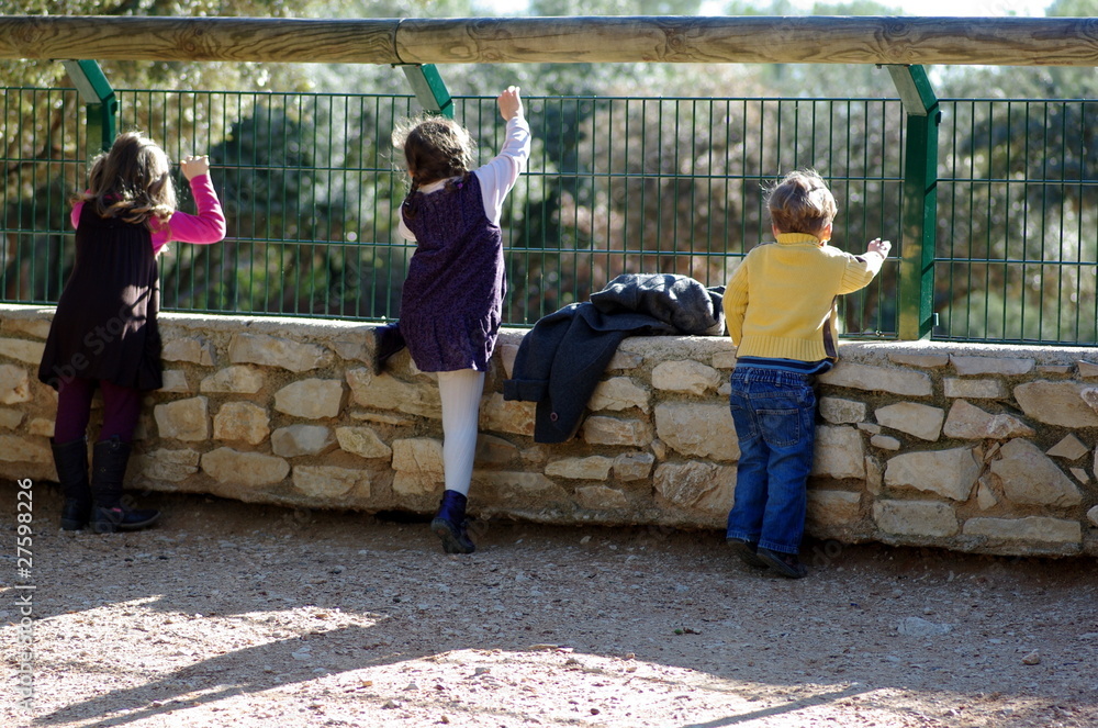 Enfants au zoo Enfants au zoo