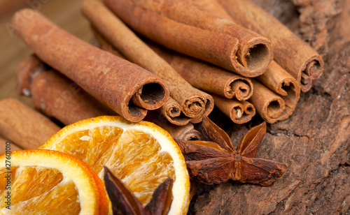 Scheiben von getrockneter Orange mit Zimt und Sternanis