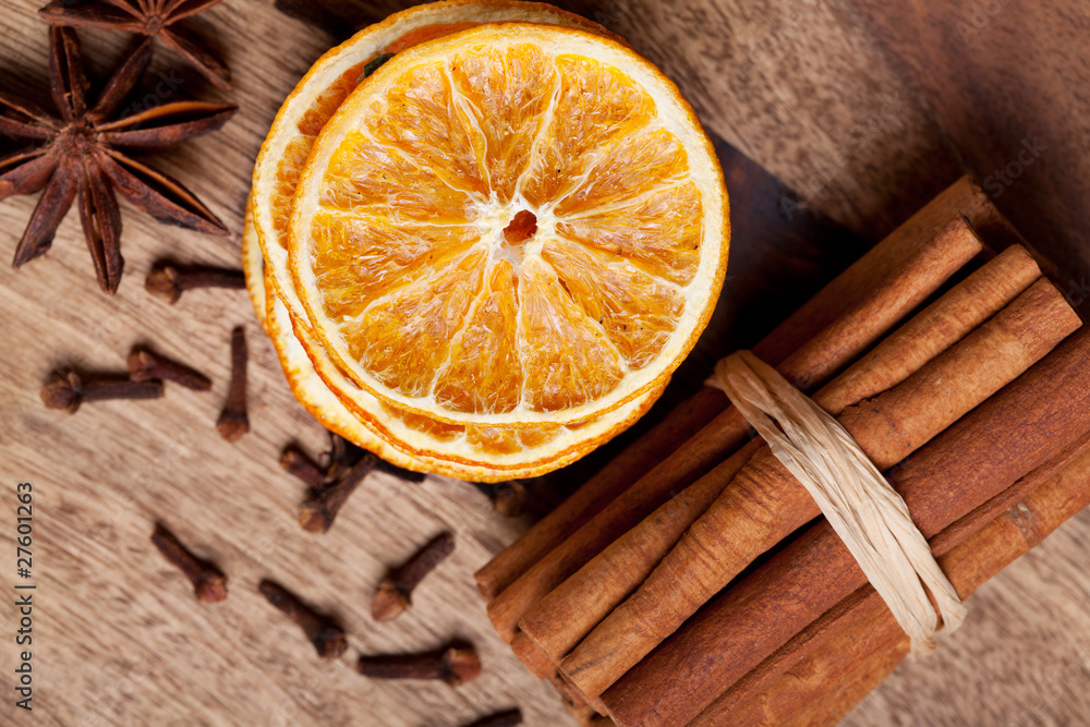 Scheiben von getrockneter Orange mit Zimt und Sternanis Scheiben von getrockneter Orange mit Zimt und Sternanis