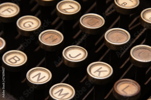 Tastatur einer antiken Schreibmaschine
