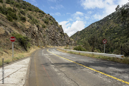 Camino de montaña ,cordillera de los Andes, Chile