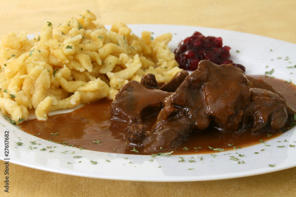 Wildragout mit Spätzle und Preiselbeerkonfitüre Wildragout mit Spätzle und Preiselbeerkonfitüre
