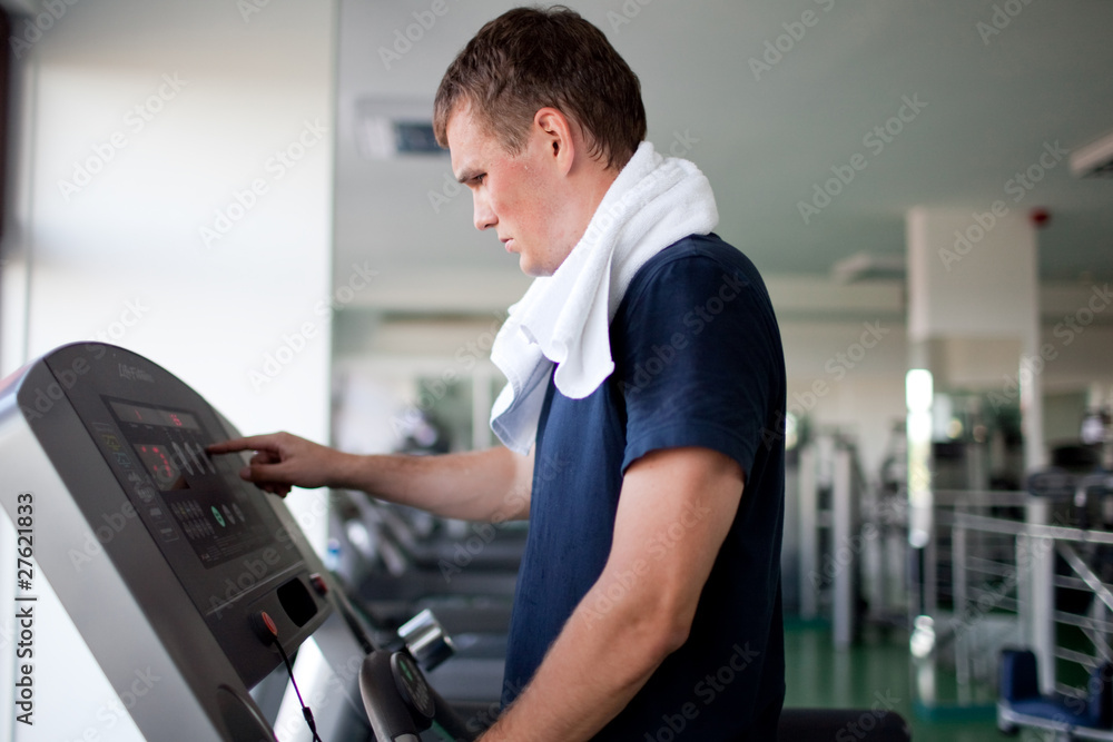 Obraz premium Healthy man a treadmill in a sport center