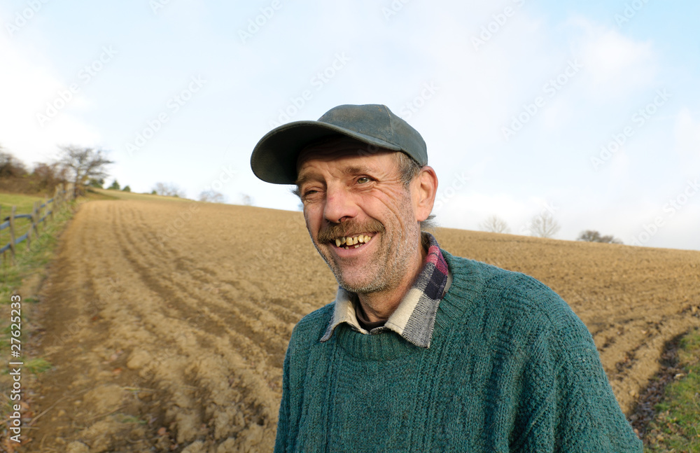 fröhlicher Landwirt vor seinem Acker im Waldviertel
