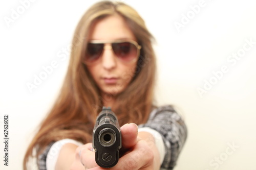 Hübsche Gangsterin richtet eine Waffe gegen dich