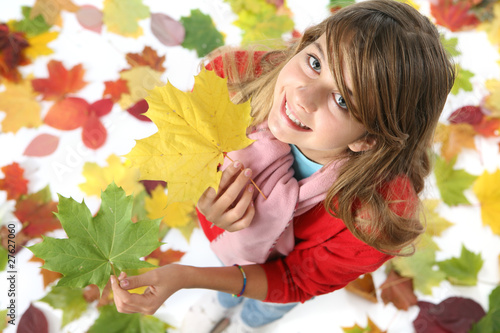 Jeune fille photographi   avec des feuilles d automne