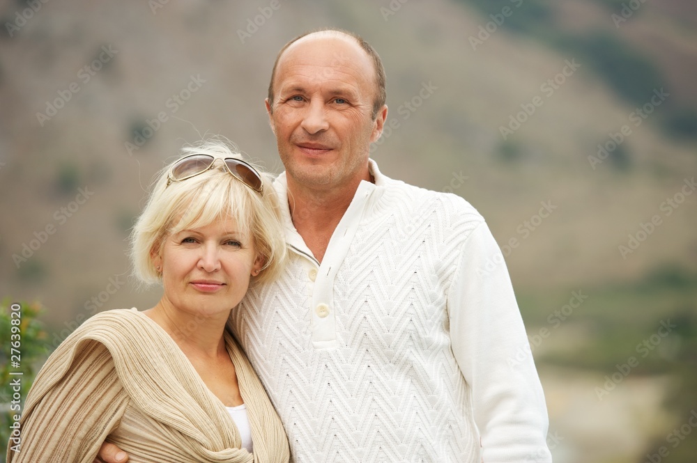 Obraz premium Middle-aged couple outdoors