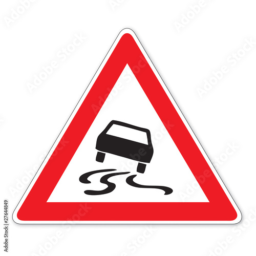 Schild (17) Schleuder- oder Rutschgefahr bei Nässe oder Schmutz