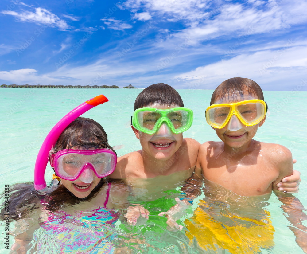 Naklejka premium Kids in the ocean