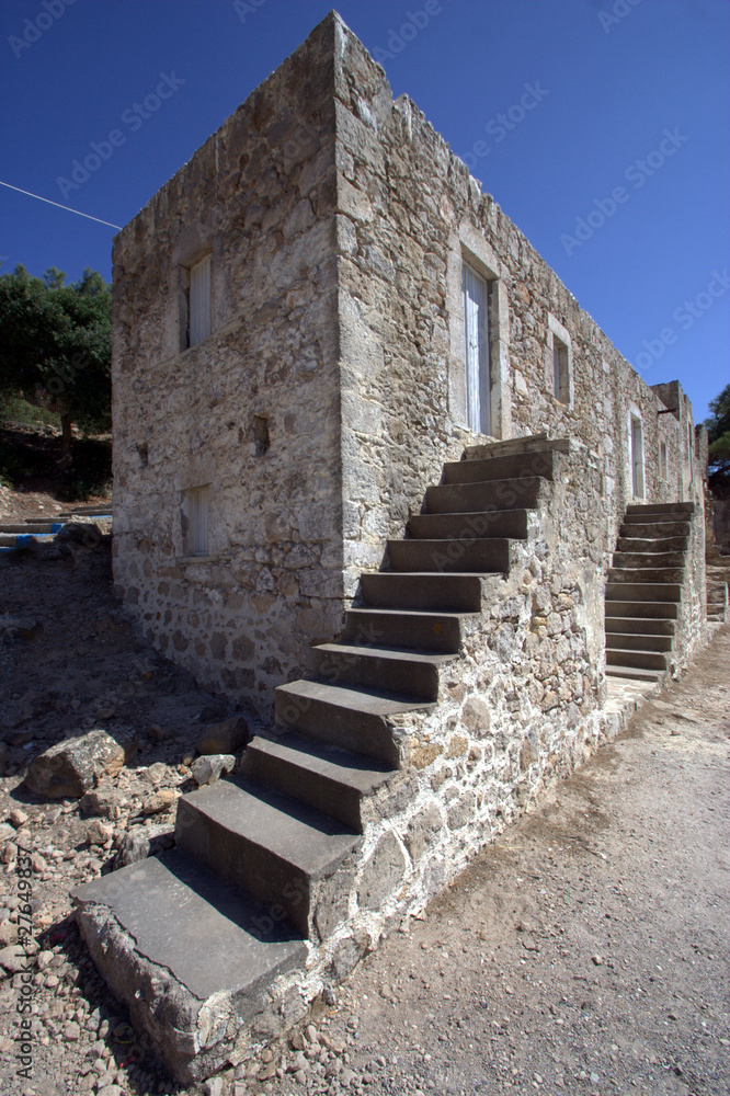Fototapeta premium casa antica con scalini esterni