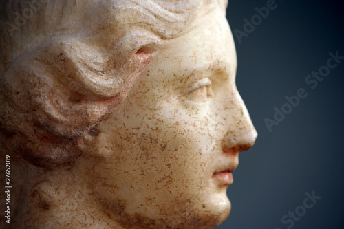 profilo di statua greca