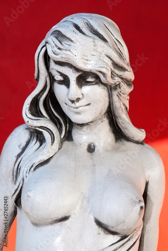 statue d' une femme nue