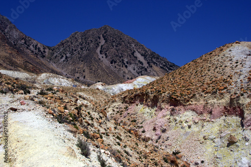 montagne e rocce vulcaniche a Nissyros, Grecia