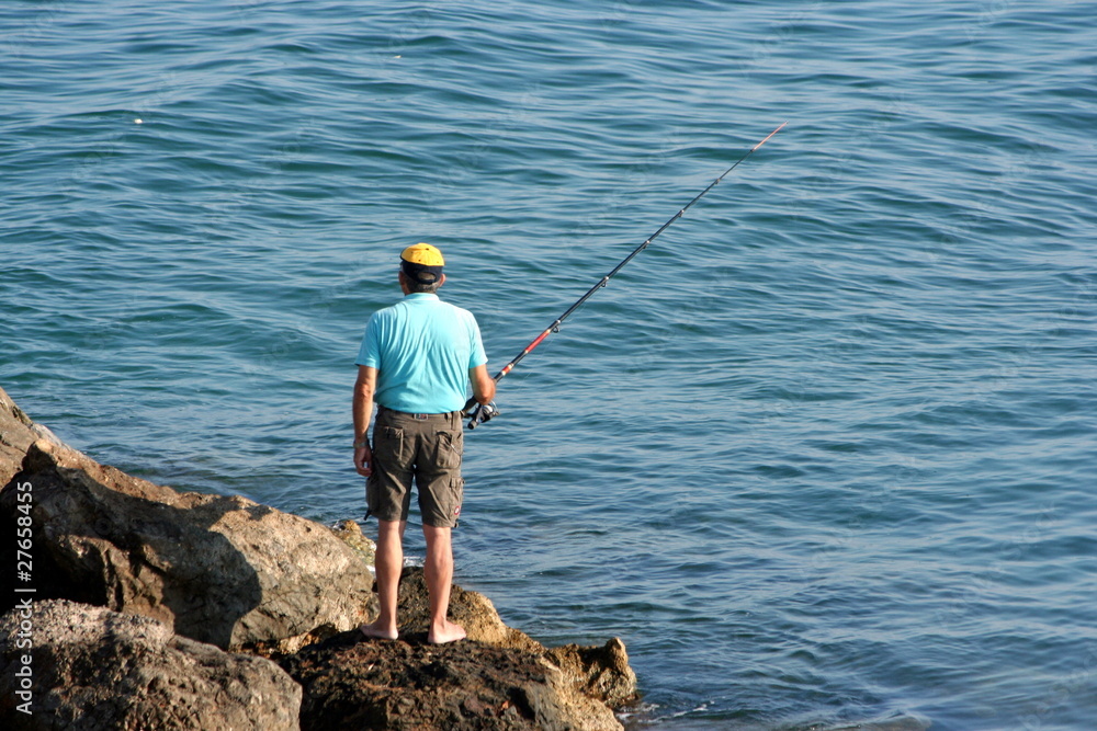 pescatore solitario sugli scogli pescatore solitario sugli scogli