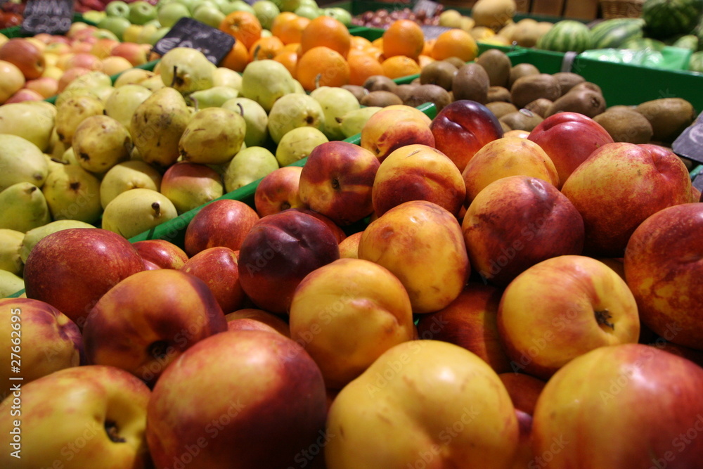 pesche ed altra frutta in esposizione sul banco del mercato pesche ed altra frutta in esposizione sul banco del mercato