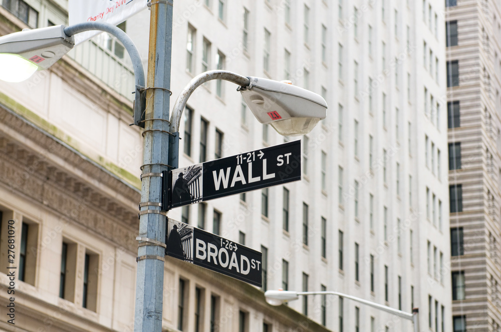 Naklejka premium New York city - 4 Sep 2010 - Wall street and stock exchange