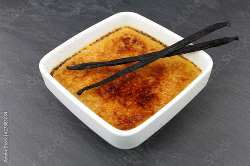 Fotografie Crème brûlée et bâtons de vanille