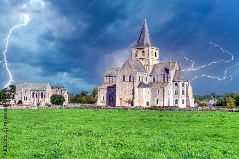 Orage sur l'abbaye de Cerisy-La-Forêt
