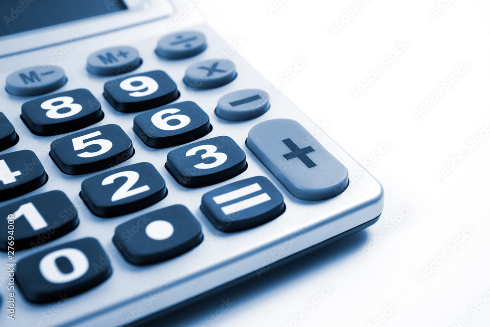 detalle de calculadora aislada en blanco detalle de calculadora aislada en blanco