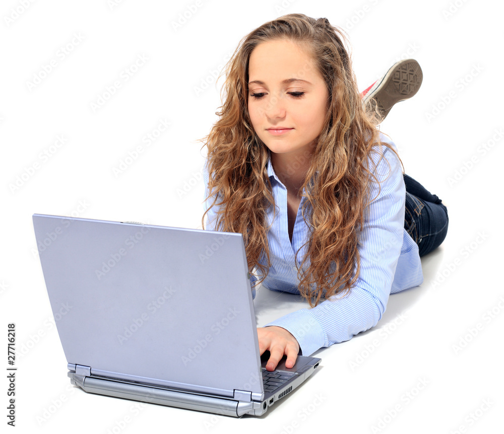 Naklejka premium Mädchen nutzt Notebook Computer