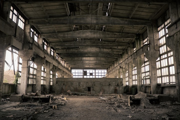 Wandcirkels Oude verlaten gebouwen Verlaten industrieel interieur met verval  © chehov