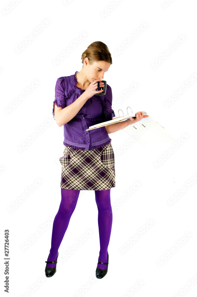 Frau mit Aktenordner und Kaffeetasse, violett gekleidet Frau mit Aktenordner und Kaffeetasse, violett gekleidet