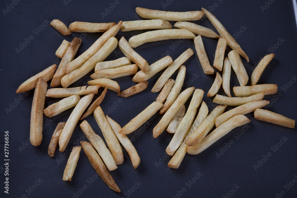 Pommes-Frites auf einem Backblech Pommes-Frites auf einem Backblech