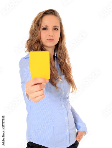 Mädchen zeigt gelbe Karte