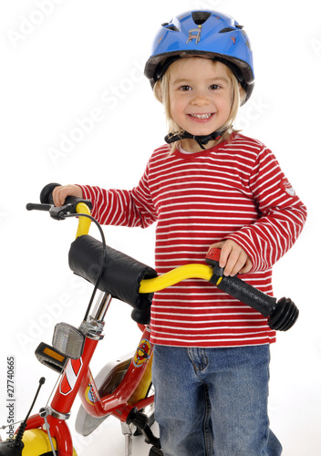 Kleines Mädchen mit Kinderrad und Helm