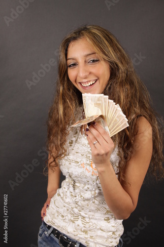Eine attraktive Frau mit Fünzig Euro Scheinen photo