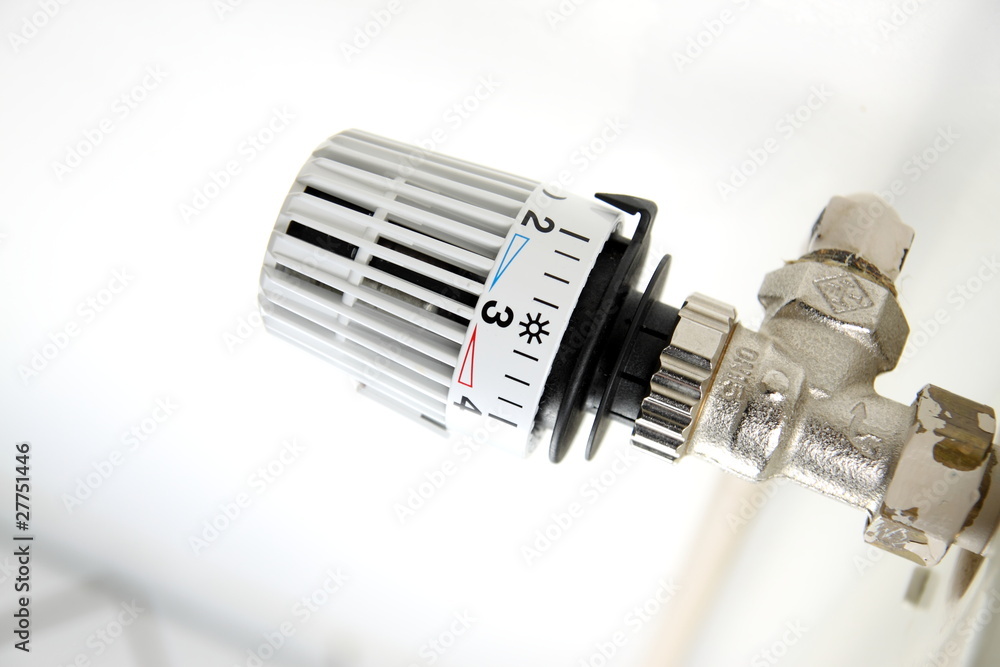 Temperaturregler mit Thermostat an Heizkörper von einer weißen Heizung,  Stock Photo, Picture And Rights Managed Image. Pic. ZON-15541746