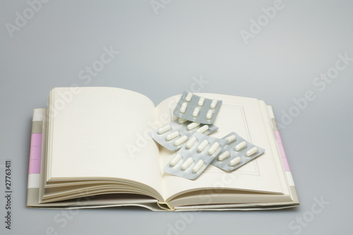 錠剤と本