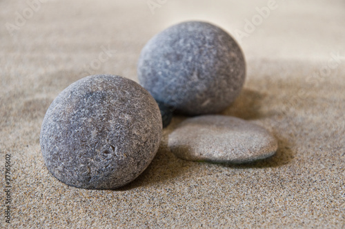 galets zen dans le sable