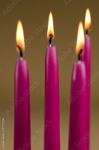 vier brennende Kerzen