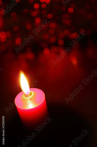 candela rossa con luci sfuocate rosse