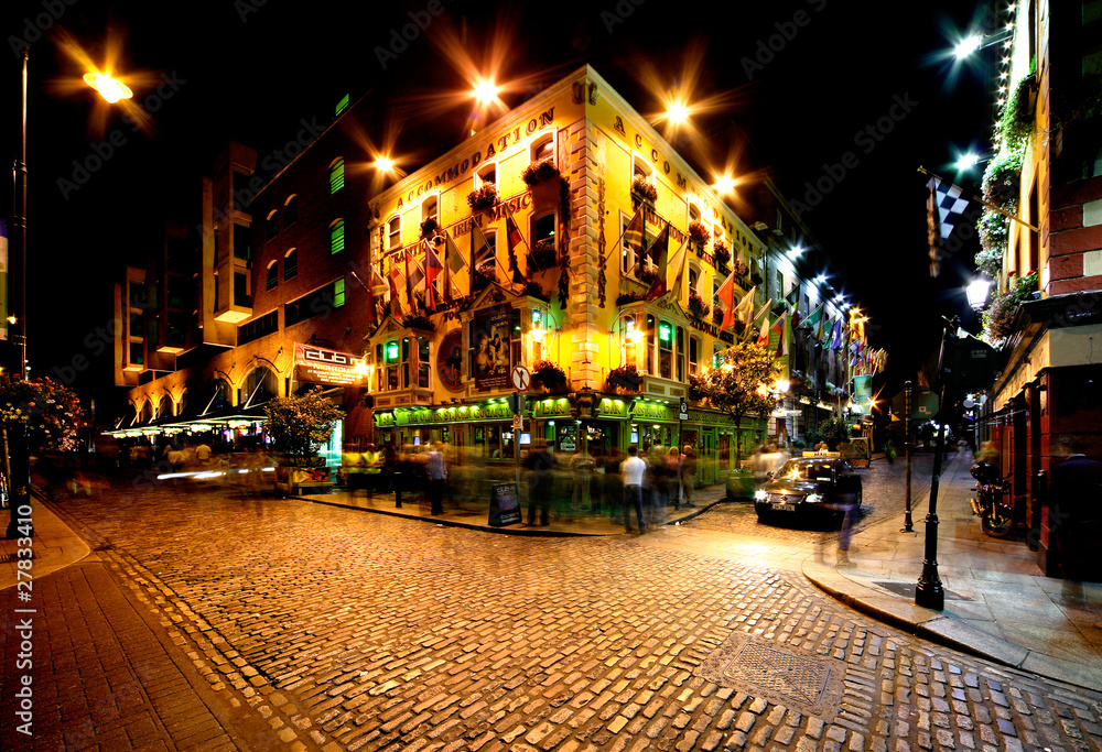 Naklejka premium Nocny widok Temple Bar Street w Dublinie, Irlandia