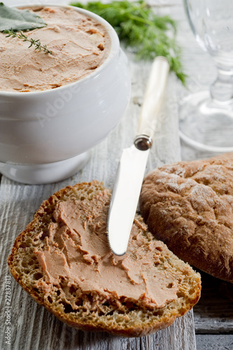 paté on bowl and bread - ciotola con paté e pane