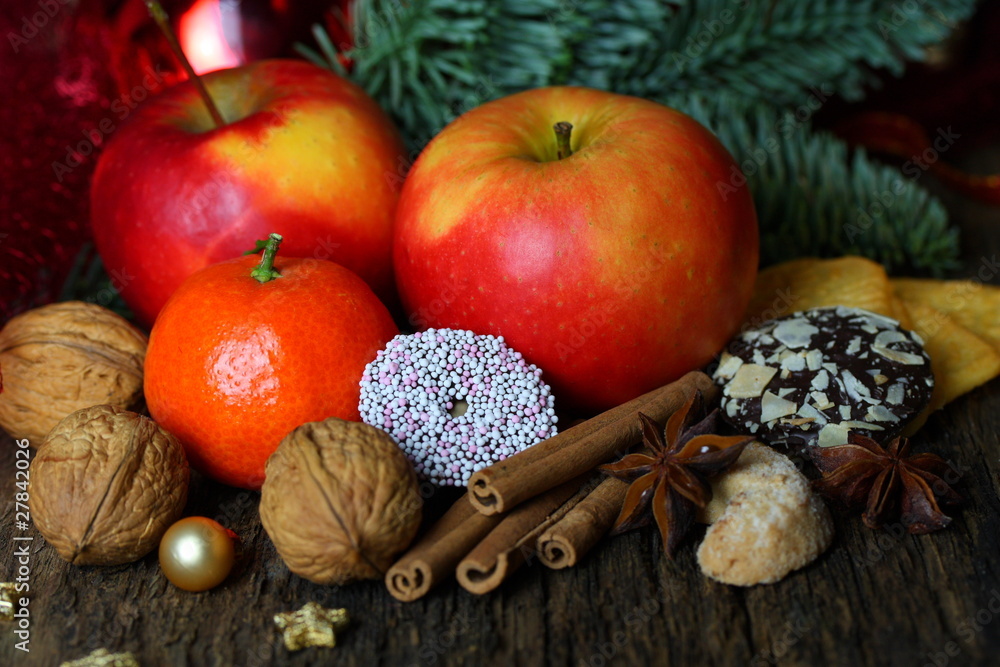 Gebäck, Nüsse, Äpfel, Mandarinen und Gewürze zu Weihnachten Stock-Foto ...
