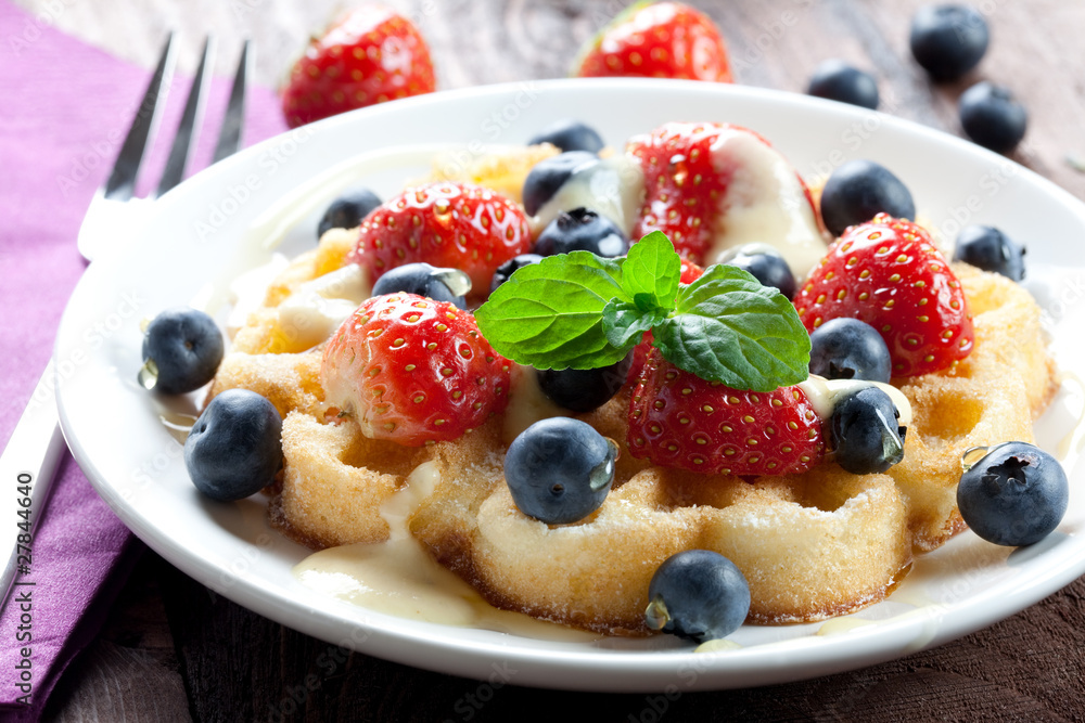 Waffel mit Erdbeeren und Heidelbeeren Waffel mit Erdbeeren und Heidelbeeren