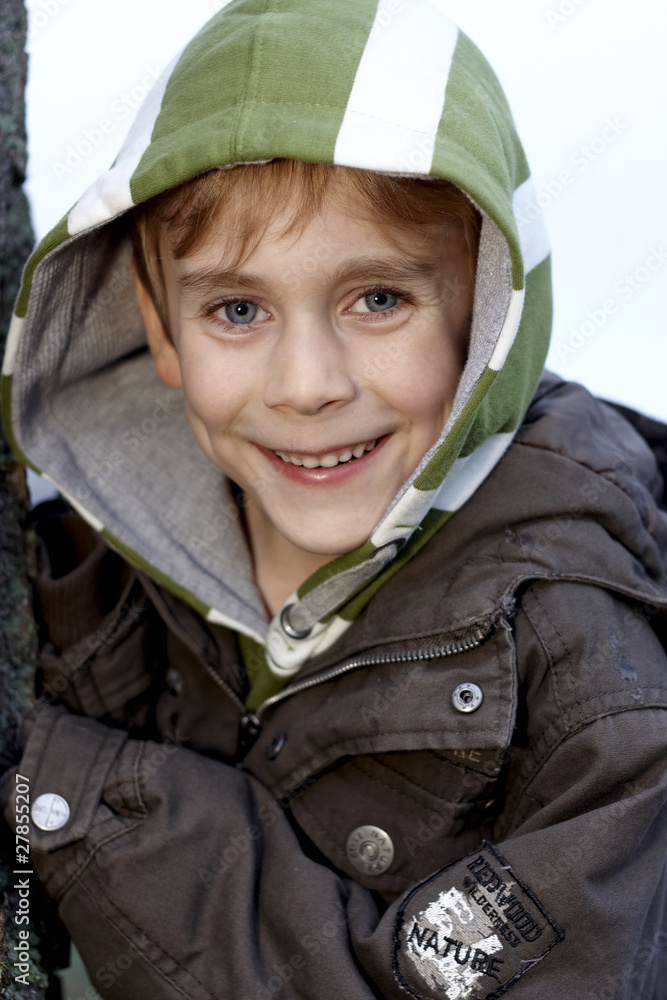 Kleiner Junge spielt draussen im Herbst Kleiner Junge spielt draussen im Herbst