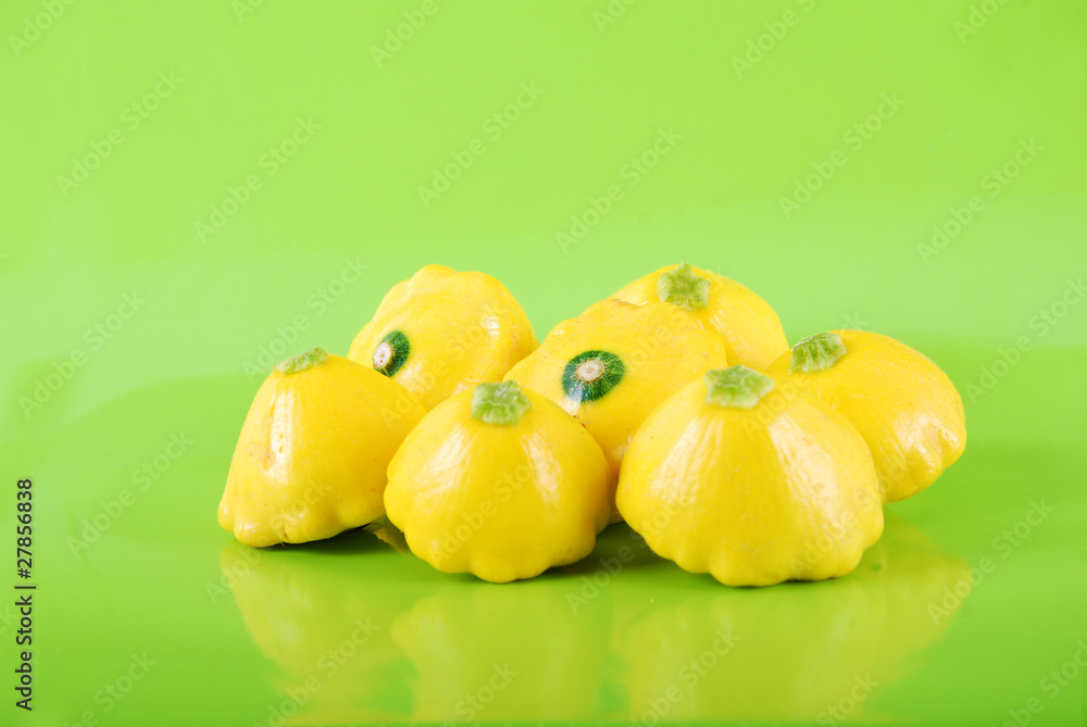 6 Pattypans jaunes sur fond vert (Cucurbita pepo )