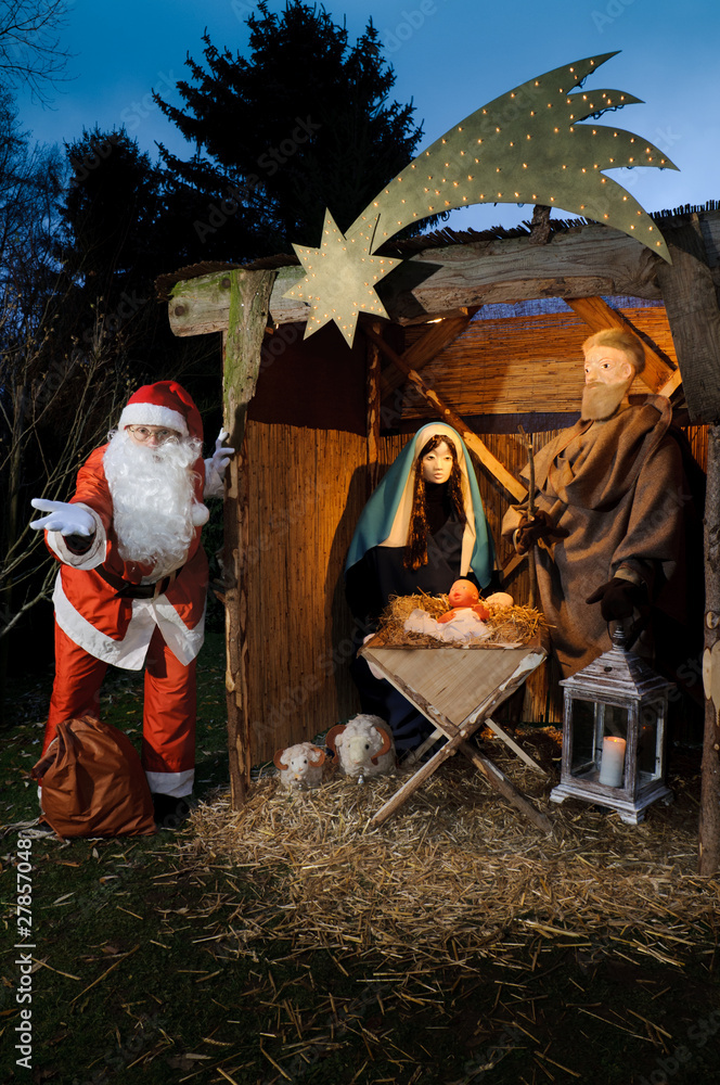 Weihnachtsmann trifft Christkind - Hochformat