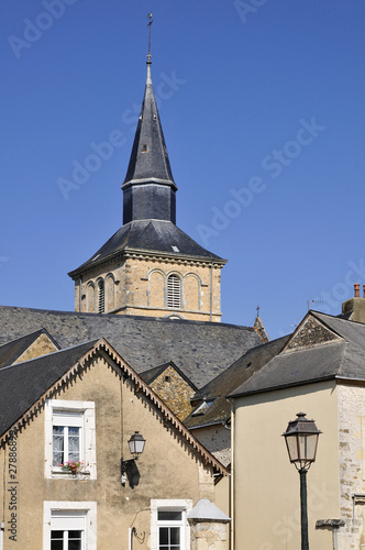 Clocher de l'église de Loué dans la sarthe en France
